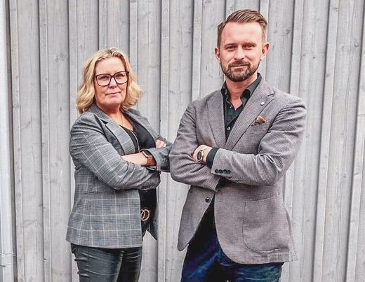 Två politiker tittar in i kameran, bild i halvfigur, Malin Sjölander (M) och Jimmy Loord (KD)