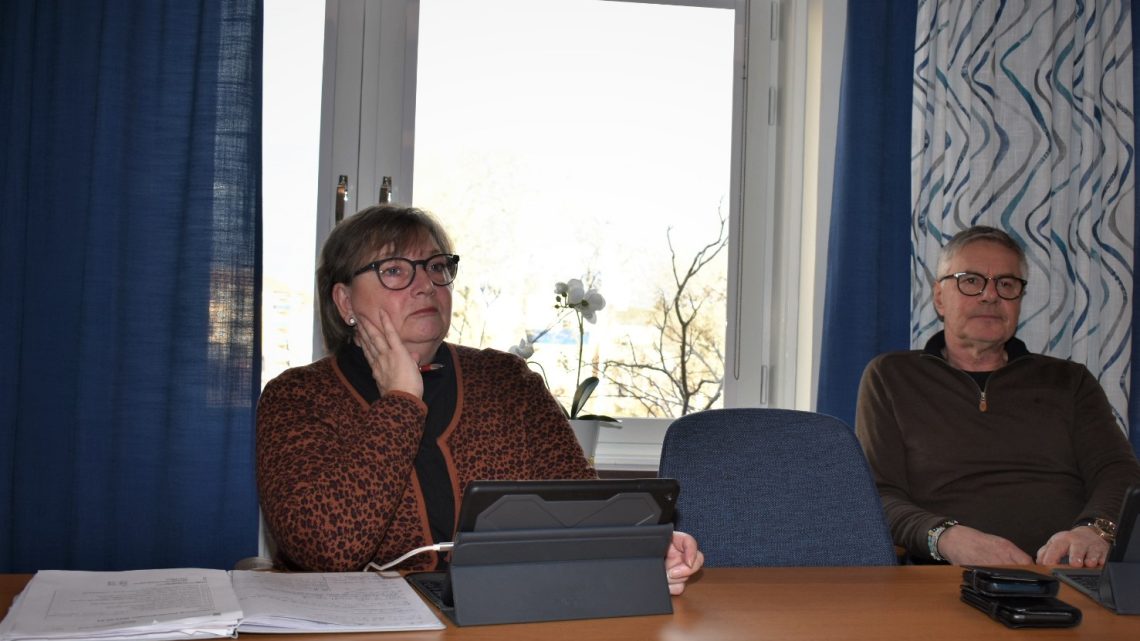 Anita Hultgren (S), förste vice ordförande i socialnämnden i Oskarshamns kommun, och Rolf Lindström (M), ordförande i socialnämnden, sitter i ett konferensrum i stadshuset i Oskarshamn och pratar på en pressträff.