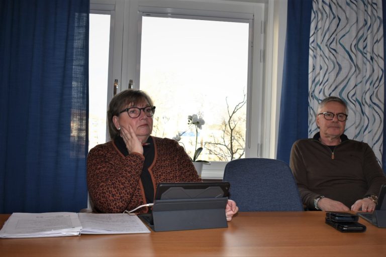 Anita Hultgren (S), förste vice ordförande i socialnämnden i Oskarshamns kommun, och Rolf Lindström (M), ordförande i socialnämnden, sitter i ett konferensrum i stadshuset i Oskarshamn och pratar på en pressträff.