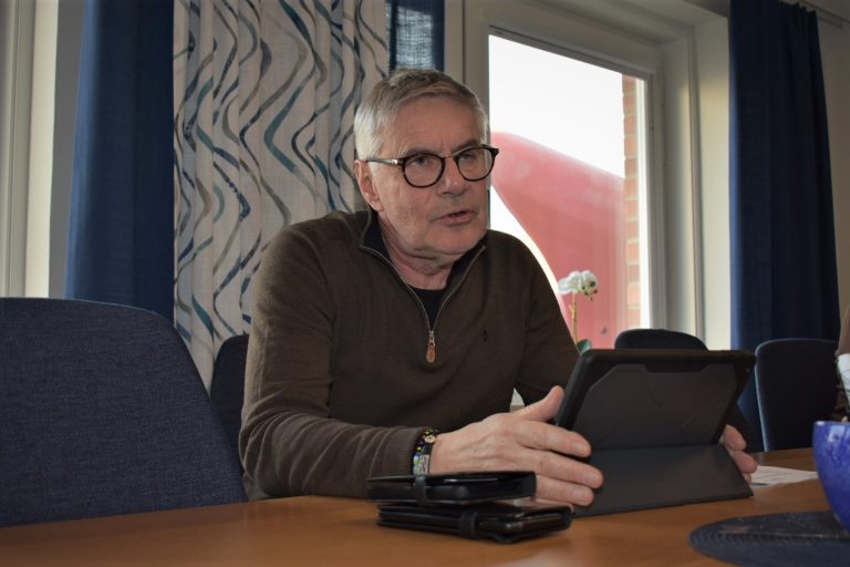 Rolf Lindström (M), socialnämndens ordförande i Oskarshamns kommun, sitter i ett konferensrum i stadshuset i Oskarshamn och pratar på en pressträff.