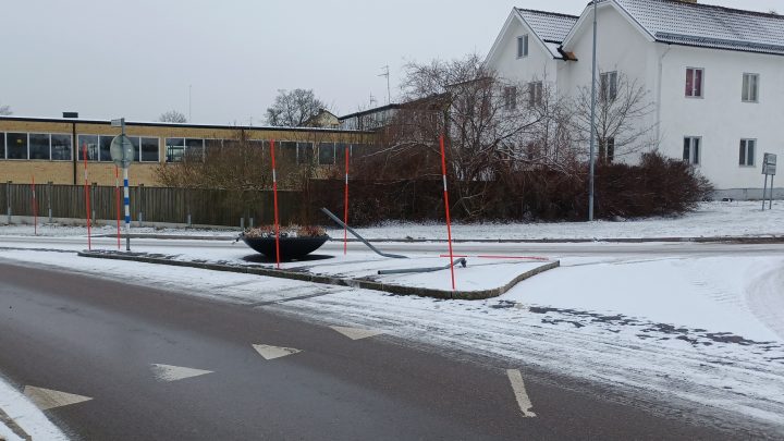 Påkörd trafikskylt i Mönsterås