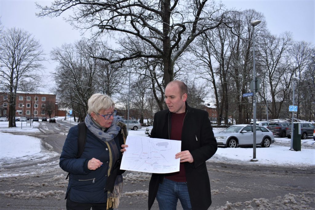 Yvonne Bergvall (S), ordförande i tekniska nämnden, och Anton Sejnehed (S), ordförande i bildningsnämnden, står och tittar på en stadskarta i Oskarshamn