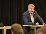 Anders Johansson (C) talar på ett fullmäktigemöte i Mönsterås
