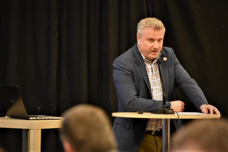 Anders Johansson (C) talar på ett fullmäktigemöte i Mönsterås