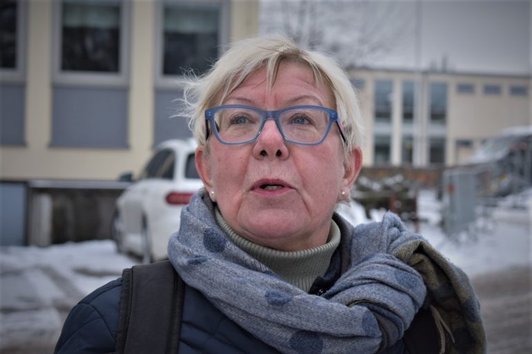 Yvonne Bergvall (S), ordförande i tekniska nämnden, står och pratar utanför Vallhallaskolan i Oskarshamn