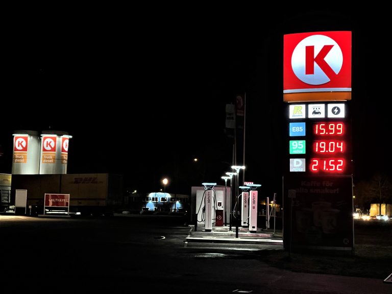 Närbild på bensin- och dieselpriset på Circle K-macken i Oskarshamn