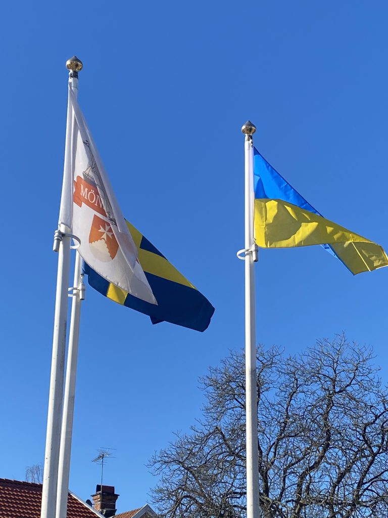 Mönsterås kommunflagga, Sveriges flagga och Ukrainas flagga har hissats utanför kommunhuset i Mönsterås