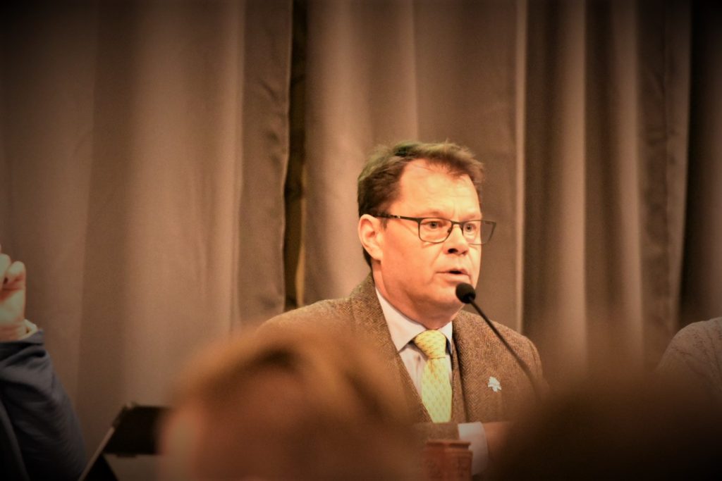 Jens Robertsson (C), fullmäktiges ordförande i Mönsterås kommun, håller ett anförande på ett fullmäktigemöte