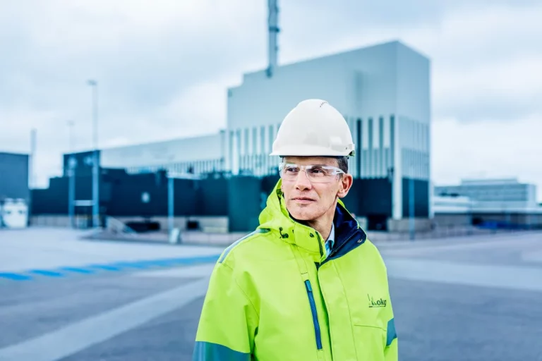 Johan Lundberg, VD på OKG utanför kärnkraftverket