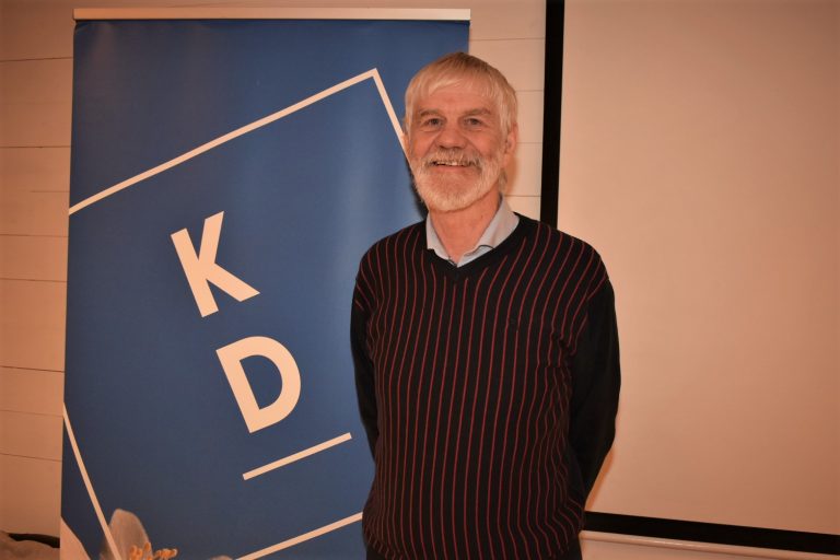 Ingemar Lennartsson (KD) tittar in i kameran och skrattar