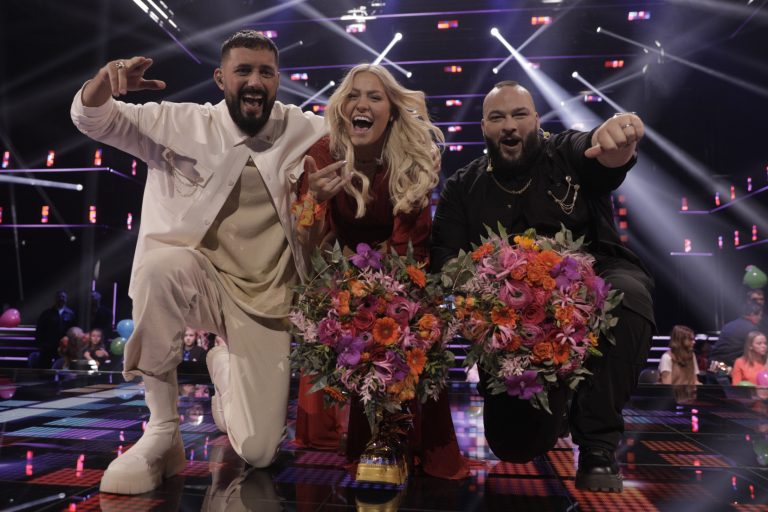 Klara Hammarström och Media på scenen med blommor