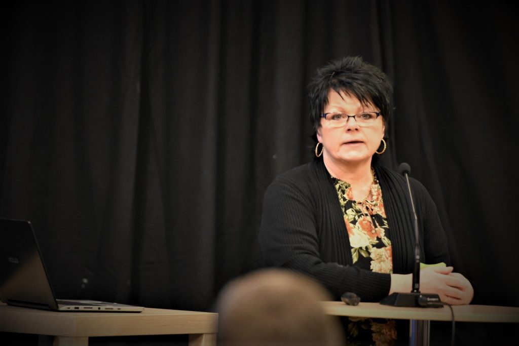 Madeleine Rosenqvist (KD) talar på ett fullmäktigemöte i Mönsterås
