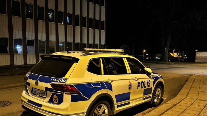 Närbild på polisbil i Oskarshamn
