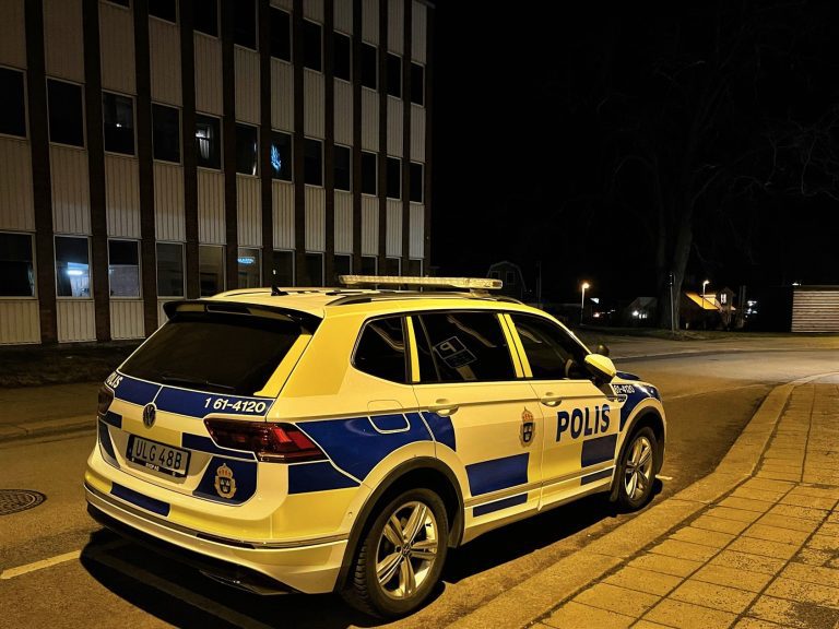 Närbild på polisbil i Oskarshamn