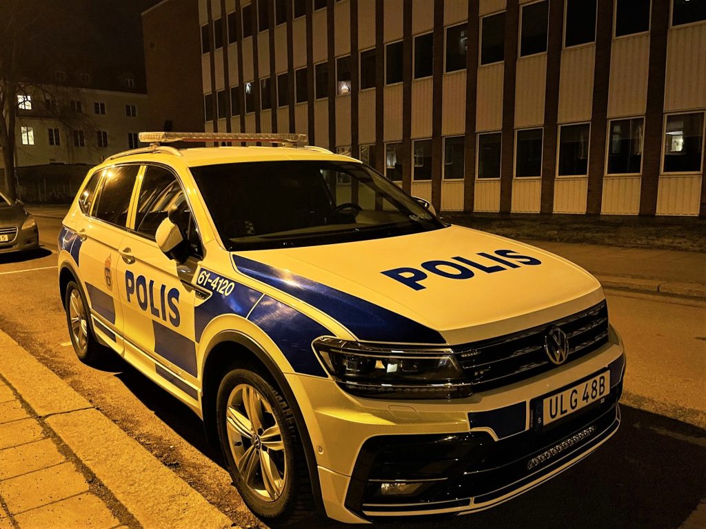 Polisbil vid polisstationen i Oskarshamn