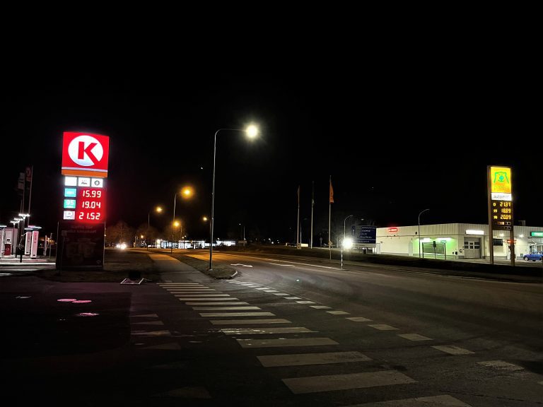 Närbild på bensin- och dieselpriset på Circle K-macken i Oskarshamn