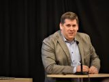 Robert Rapakko (S) håller ett tal på ett fullmäktigemöte i Mönsterås