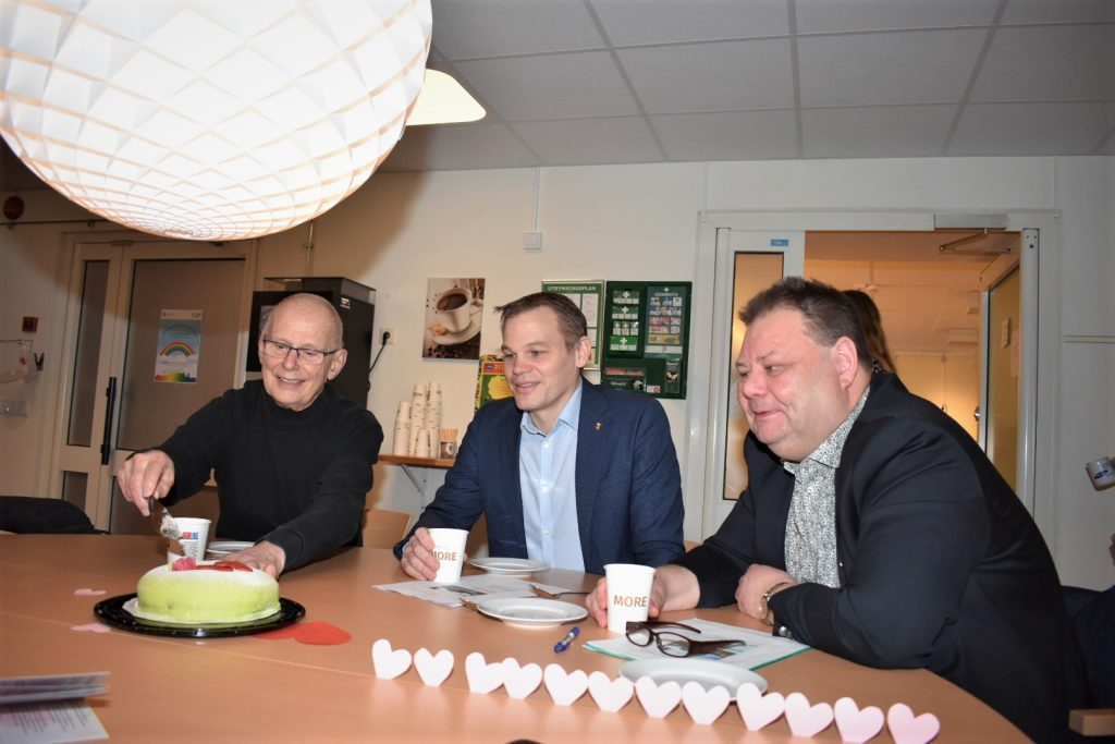 Tre socialdemokrater äter tårta i stadshuset i Oskarshamn