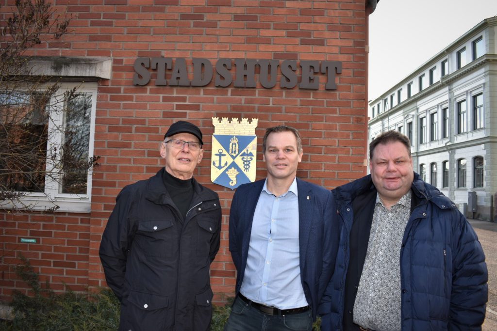 Tre socialdemokrater utanför stadshuset i Oskarshamn