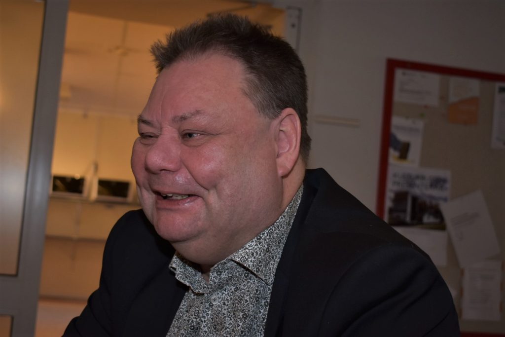 Peter Wretlund (S), politiker, sitter och skrattar