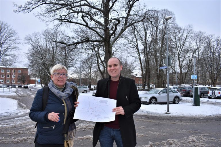 Yvonne Bergvall (S) och Anton Sejnehed (S) står och tittar på en stadskarta i Oskarshamn