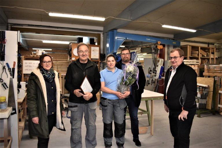 Företag i Högsby kommun får entreprenadspris av ett antal politiker
