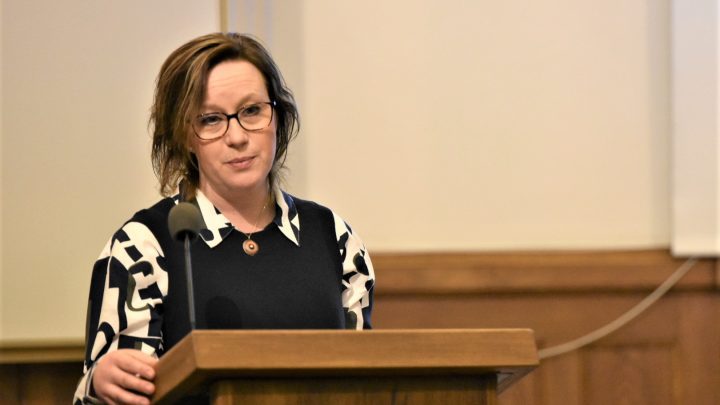 Stihna Johansson Evertsson (C) talar på ett fullmäktigemöte i Högsby