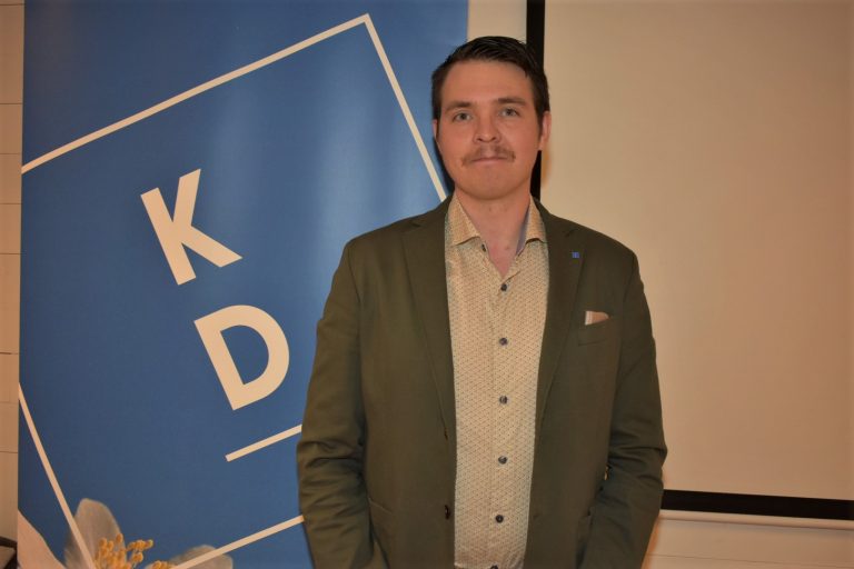 Carl-Wiktor Svensson (KD), riksdagskandidat Kalmar län, tittar in i kameran.