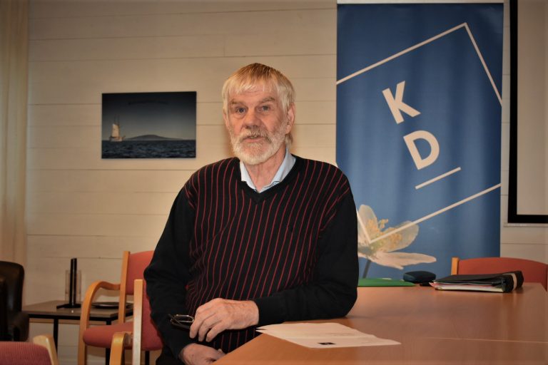 Ingemar Lennartsson (KD) sitter och pratar på ett möte