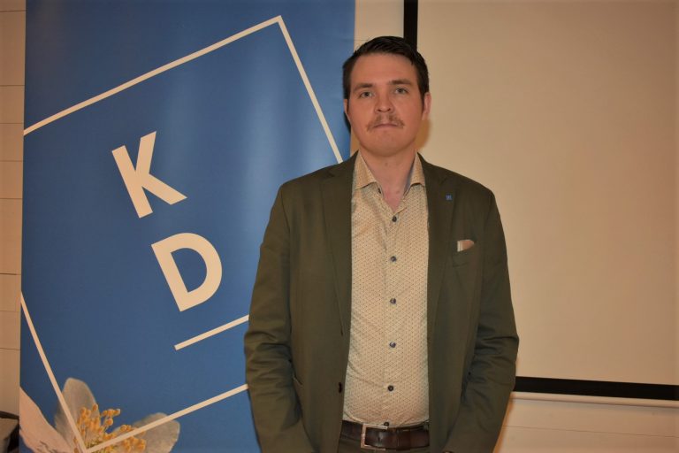 Carl-Wiktor Svensson (KD) tittar in i kameran.