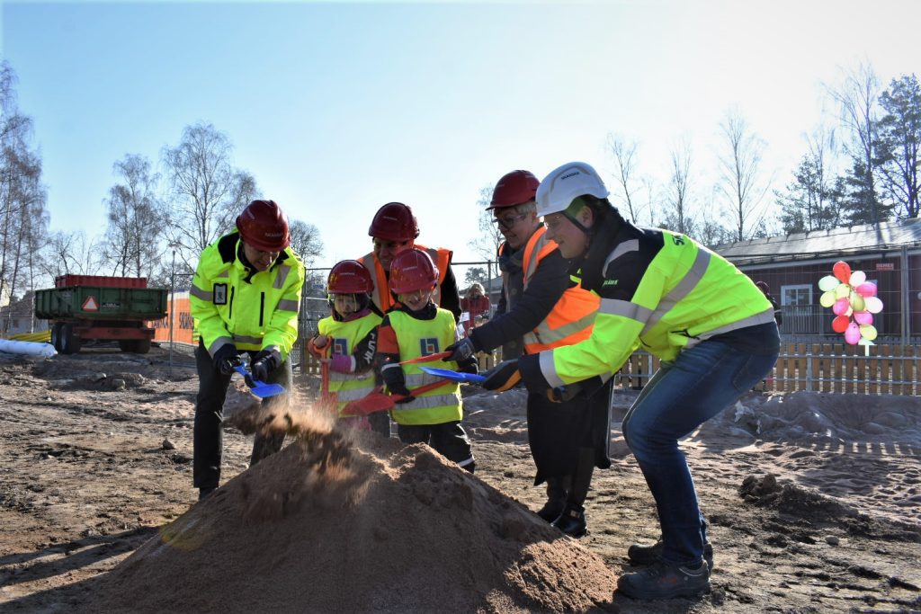 Ett flertal personer tar första spadtagen för ny förskola i Oskarshamn