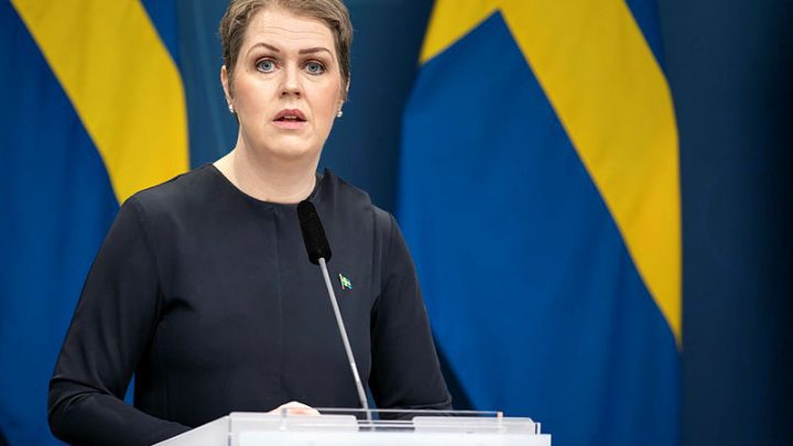 Lena Hallengren (S) socialminister på regeringskansliets pressträff