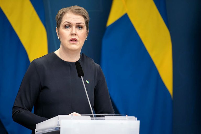 Lena Hallengren (S) socialminister på regeringskansliets pressträff