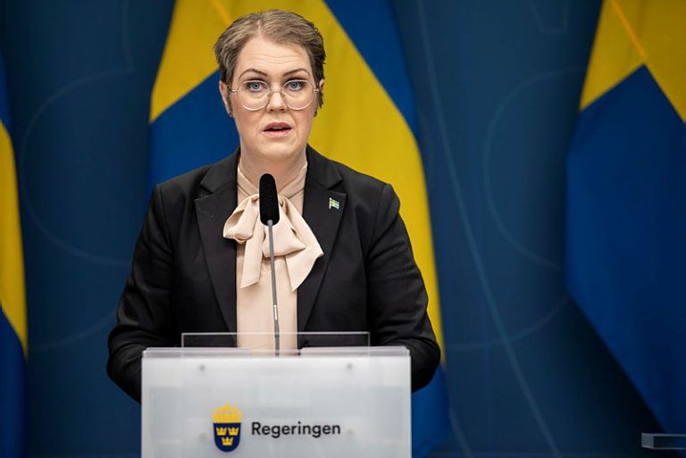 Lena Hallengren (S) socialminister på regeringskansliets pressträff