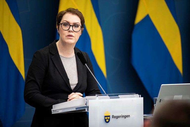 Lena Hallengren (S) socialminister på regeringskansliets pressträff