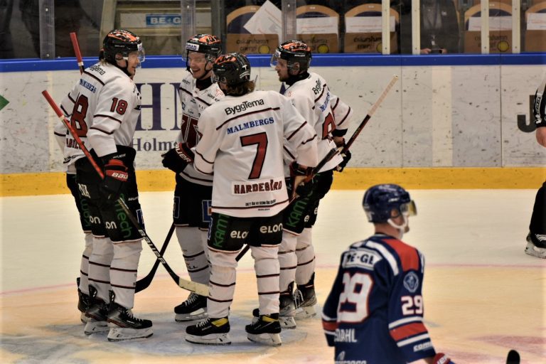 Örebros hockeylag jublar efter ett mål mot IK Oskarshamn