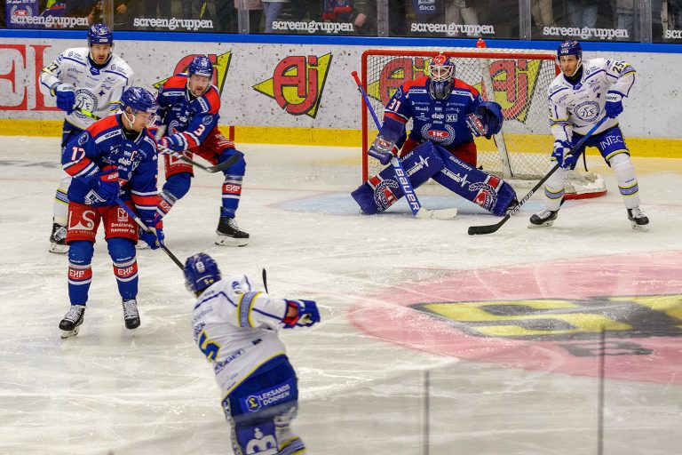 Tim Juel, målvakt i IK Oskarshamn, gör en räddning i en slutspelsmatch mot Leksands IF