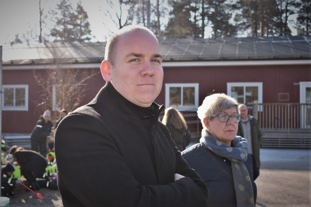 Anton Sejnehed (S), bildningsnämndens ordförande i Oskarshamn, står och pratar på en pressträff