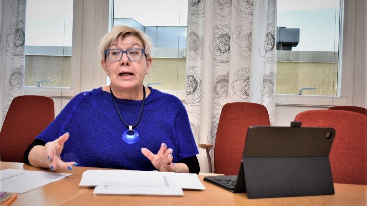 Yvonne Bergvall (S), tekniska nämndens ordförande i Oskarshamns kommun, pratar på en pressträff i Oskarshamn