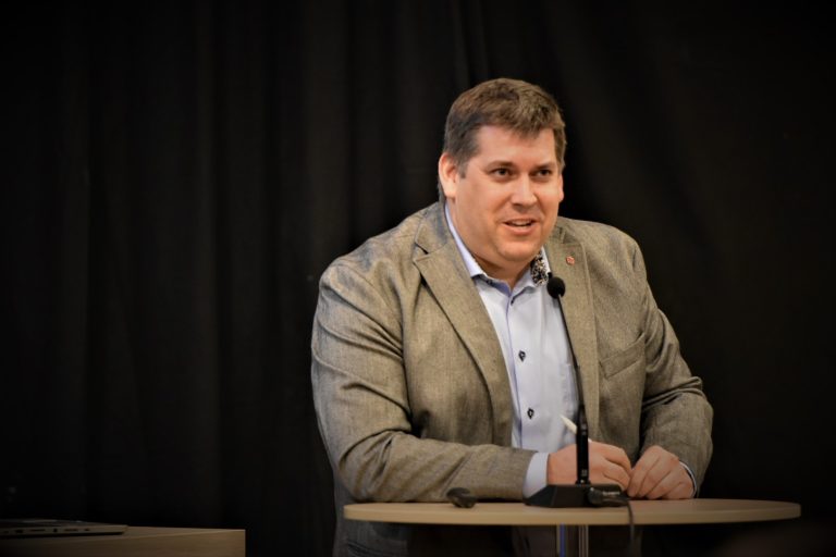 Robert Rapakko (S), oppositionsråd i Mönsterås kommun, talar på ett fullmäktigemöte