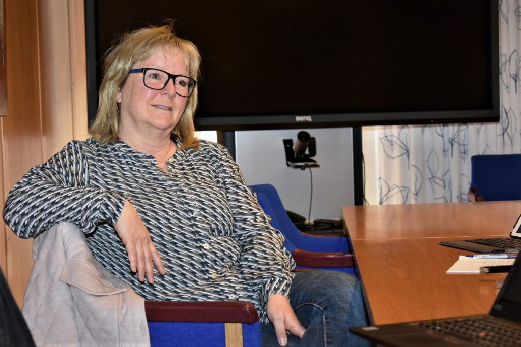 Ylva Alexandersson (M), ordförande i samhällsbyggnadsnämnden i Oskarshamns kommun, sitter och pratar på en pressträff