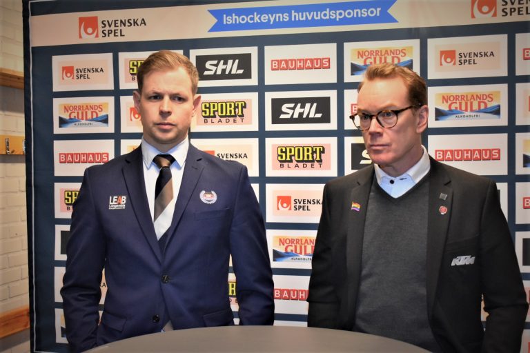 IK Oskarshamns tränare Martin Filander och Örebros tränare Niklas Eriksson pratar på en pressträff