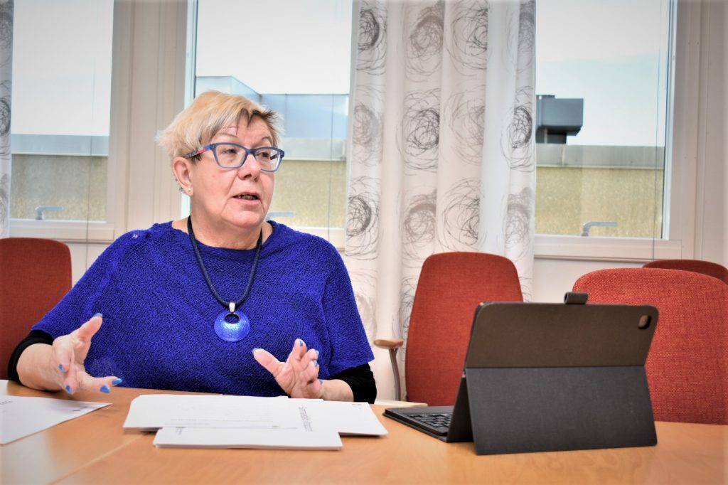 Yvonne Bergvall (S), ordförande i tekniska nämnden i Oskarshamns kommun, sitter och pratar på en pressträff