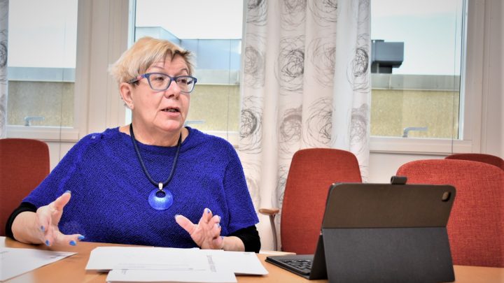 Yvonne Bergvall (S), ordförande i tekniska nämnden i Oskarshamns kommun, sitter och pratar på en pressträff