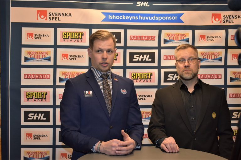 IK Oskarshamns tränare Martin Filander och Brynästränaren Mikko Manner pratar på en pressträff