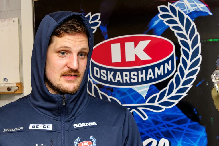 IK Oskarshamnsspelaren Patrik Karlkvist svarar på frågor från Oskarshamns-Nytts reporter