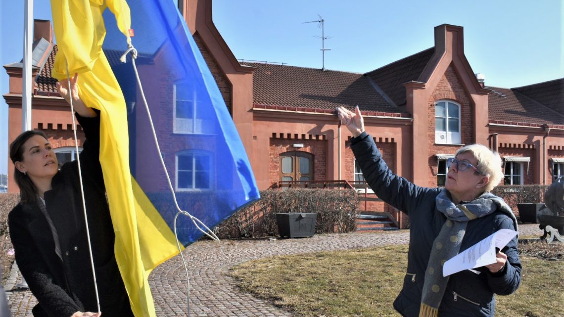 Den ukrainska flaggan har hissats utanför stadshuset i Oskarshamn Den ukrainska flaggan har hissats utanför stadshuset i Oskarshamn