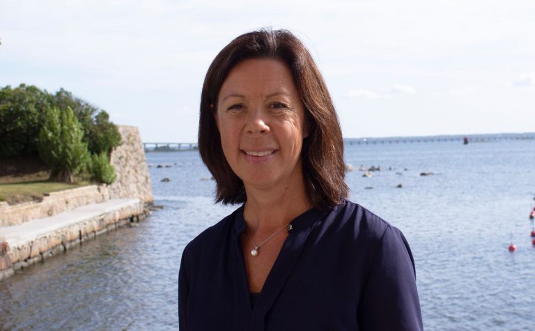 Anna Carin Pålsson, projektledare på Länsstyrelsen med havet i bakgrunden