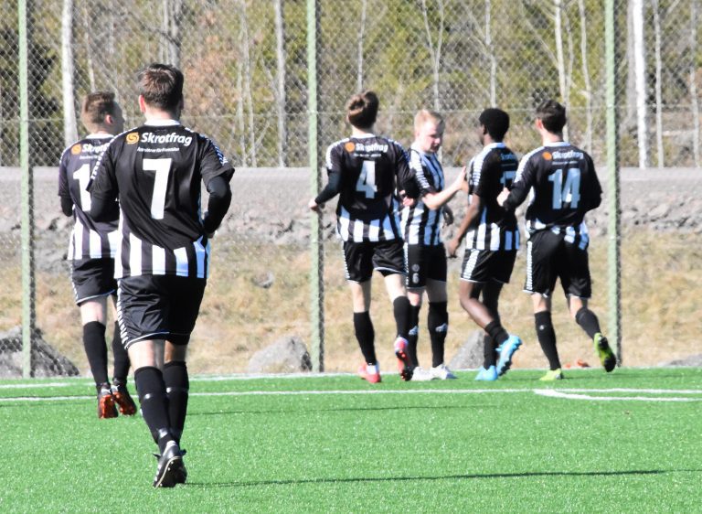 Spelare i Högsby IK jublar efter ett mål