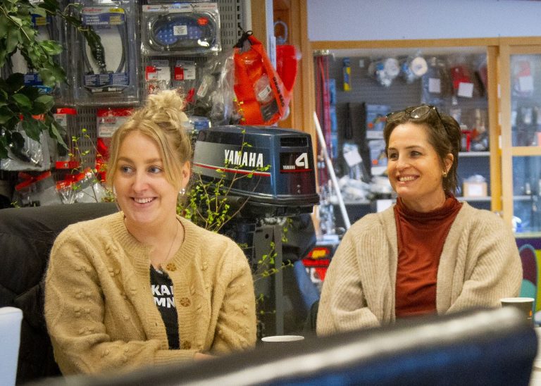 Amanda Hedberg och Johanna Wihl i Figeholm Marins butik